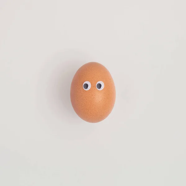 Gözleri olan Paskalya yumurtası. Mutlu Paskalyalar. Yaratıcı minimum Paskalya tatili konsepti. Paskalya bayramı tebrik kartı ya da fikir..