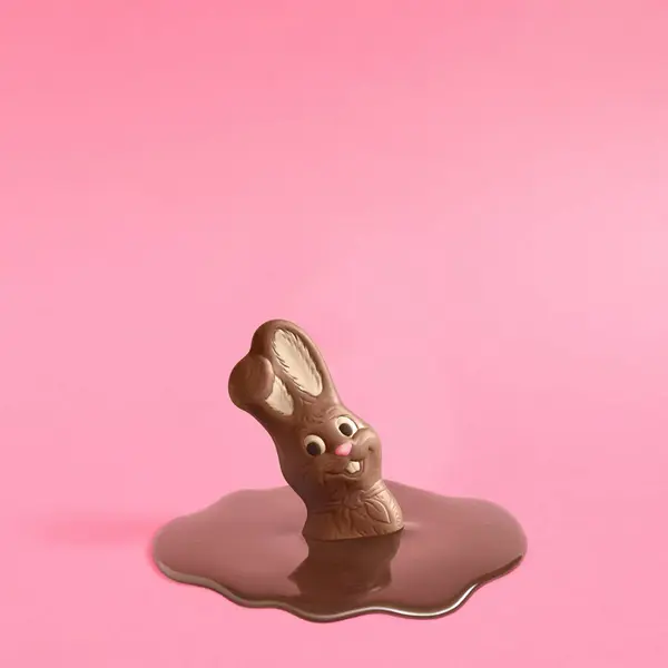 Módní Kompozice Velikonoční Čokoládový Králík Tání Růžovém Pastelovém Pozadí Kreativní — Stock fotografie