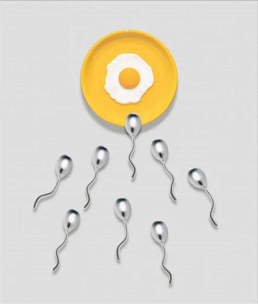 Beyaz arka planda çarpık kaşıklar olan sarı tabakta sahanda yumurtadan yapılan Paskalya Bayramı kahvaltısı. Minimum Paskalya konsepti. Yaratıcı sanat, asgari estetik.