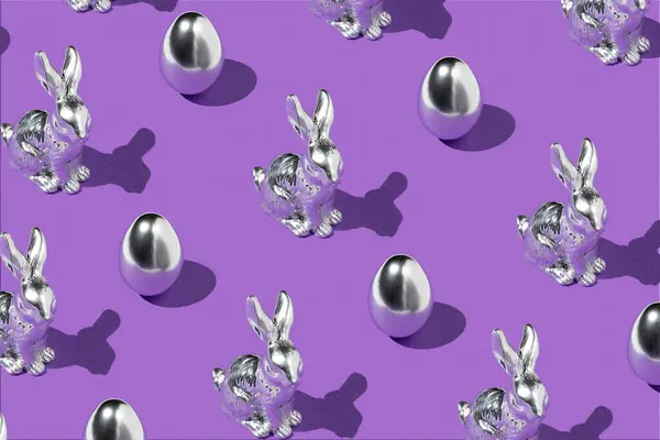 用银色复活节彩蛋做的创意假日图案 用紫色背景的兔子和锐利的影子做的 东星的最小概念 创意艺术 最低美学 — 图库照片
