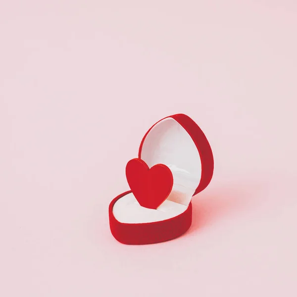 Composición Amor Hecha Caja Anillo Compromiso Rojo Con Corazón Rojo —  Fotos de Stock