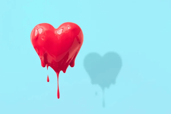 Kırmızı Bir Kalbin Mavi Pastel Arka Planda Erimesinden Oluşan Bir — Stok fotoğraf
