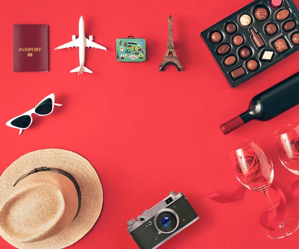 Sevgililer Günü arkaplanının kompozisyonu hatıra sembolü konumu ya da Paris Fransa 'daki gezginler için dönüm noktası. Minimum konsept aşk. Yaratıcı sanat, asgari estetik. Üst Manzara. Düz yatıyordu