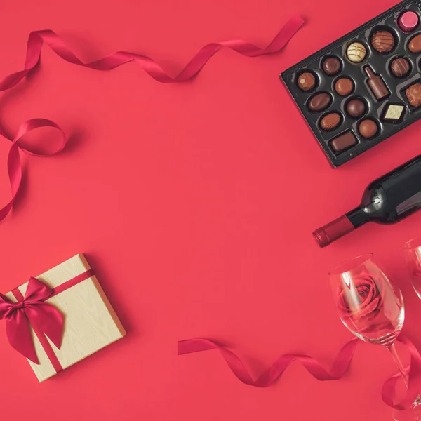 Složení Valentýna Pozadí Lahví Vína Dárkové Krabice Sklenice Krabice Čokolády — Stock fotografie