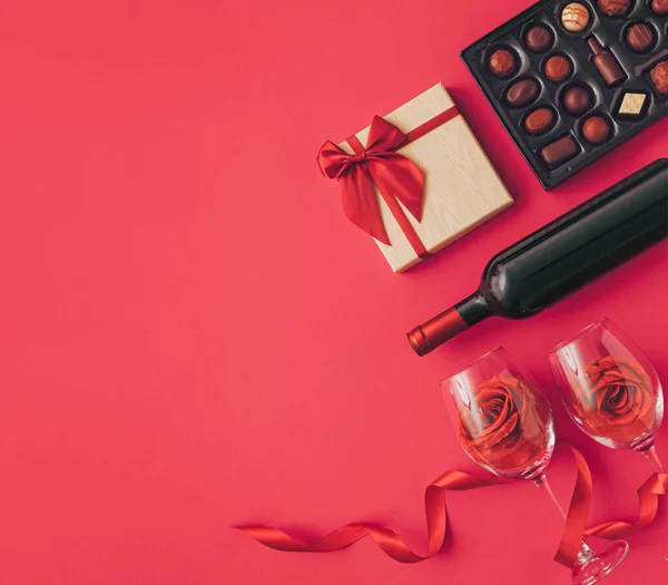 Composición Fondo San Valentín Con Botella Vino Caja Regalo Vasos — Foto de Stock