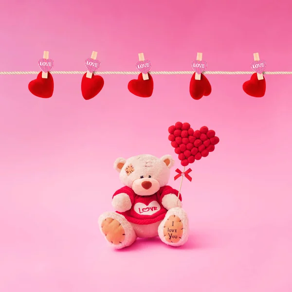 Любовная Композиция Плюшевого Медведя Держащего Сердце Форме Сердца Розовом Фоне — стоковое фото