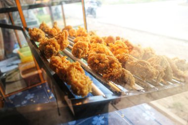 crispy fried chicken at roadside food outlets, delicious and cheap crispy chicken at roadside food.