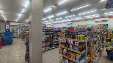 Bengkulu, Endonezya - 11 Haziran 2023: Indomaret, Indomaret 'teki atmosfer çeşitli temel ihtiyaçları ve günlük yiyecek ihtiyacını karşılayan küçük bir pazardır..