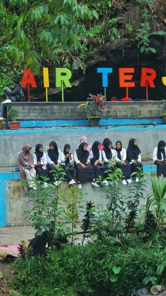インドネシアのベンクル 2023年6月11日 イスラム教徒の女性のグループは カメラを見て笑って 観光名所でリラックスしています — ストック写真