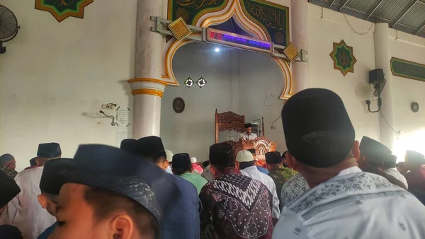 2023年6月20日 ベンクル 金曜日の礼拝中にモスクで金曜日の説教を聞いているイスラム教徒の男性のグループ — ストック写真
