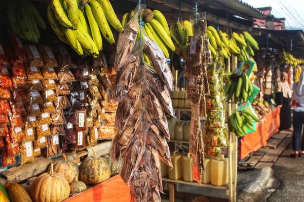 インドネシアのベンクル 2023年6月11日 ケパハンの典型的な土産センターまたは一般的にテバト モンクと呼ばれる伝統的な市場で バナナチップ 果物などの典型的な食品を販売しています — ストック写真