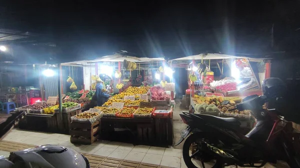 インドネシアのブルジュール 2023年6月29日 フルーツショップで輝くライトと道路の側で夜に販売する地元のフルーツショップ — ストック写真