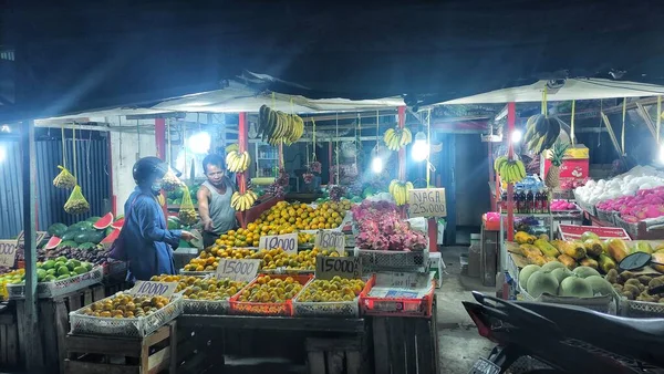 インドネシアのブルジュール 2023年6月29日 フルーツショップで輝くライトと道路の側で夜に販売する地元のフルーツショップ — ストック写真