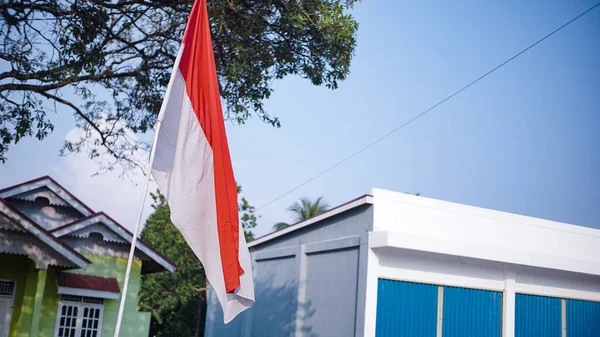 Czerwono Biała Flaga Wisząca Biegunie Bezchmurnym Niebie Jako Tło Zadowoleniem — Zdjęcie stockowe