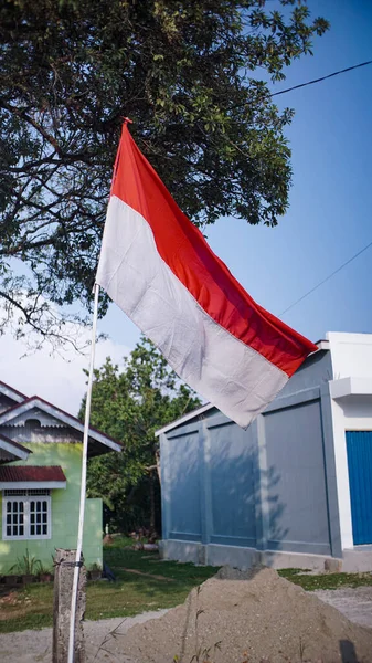 Bendera Merah Dan Putih Berkibar Tiang Terhadap Langit Yang Cerah — Stok Foto