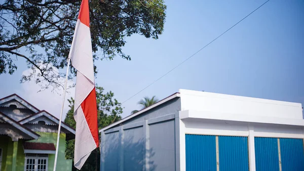 Bendera Merah Dan Putih Berkibar Tiang Terhadap Langit Yang Cerah — Stok Foto