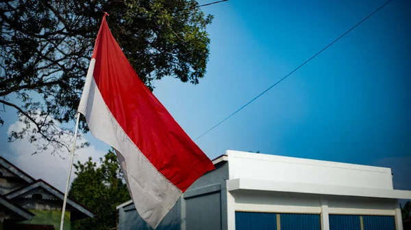 배경이 인도네시아의 독립의 환영으로 명확한 하늘에 대하여 Fluttering 빨간색과 — 스톡 사진