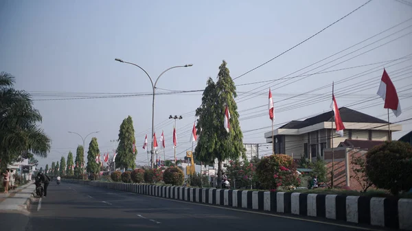 インドネシアの独立記念日を迎えるために道路の側面に設置された赤と白の旗の装飾 — ストック写真