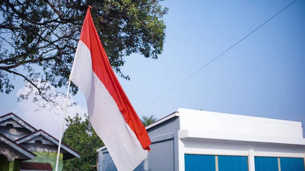 Bandeira Vermelha Branca Que Flutua Pólo Contra Céu Claro Como — Fotografia de Stock