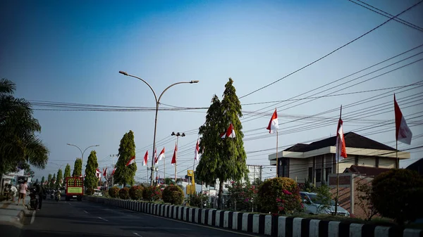 インドネシアの独立記念日を迎えるために道路の側面に設置された赤と白の旗の装飾 — ストック写真