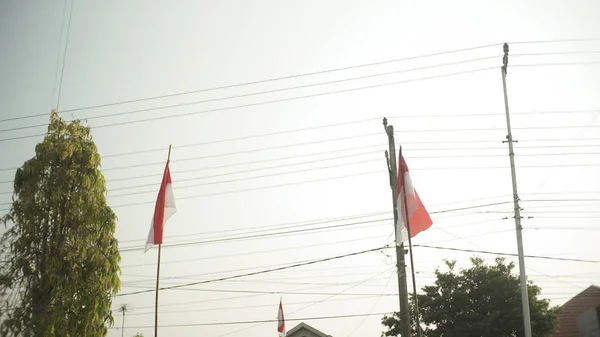 Czerwono Białe Dekoracje Flagi Zainstalowane Poboczu Drogi Powitać Dzień Niepodległości — Zdjęcie stockowe