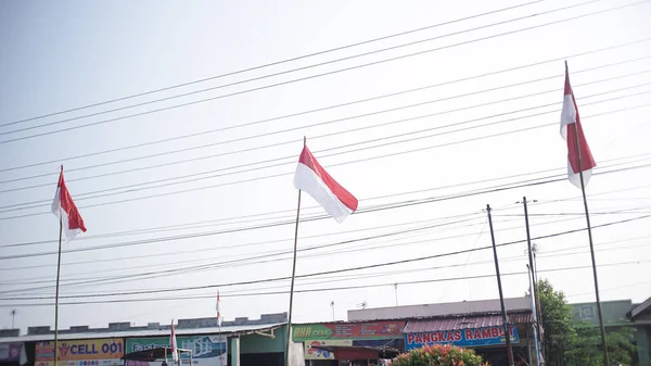 Красный Белый Флаг Украшения Установлены Обочине Дороги Приветствовать День Независимости — стоковое фото
