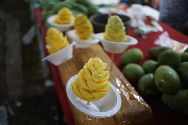 新鮮な熟したマンゴーは インドネシアのブルジュールのフルーツショップできちんと配置されています — ストック写真