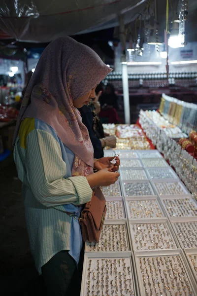 무슬림 여자는 반지와 가게에서 보석에 — 스톡 사진