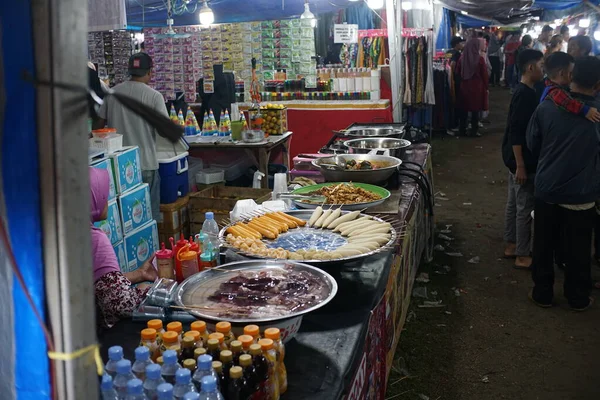 印度尼西亚班加西 2023年7月14日 街头食品摊位在夜市出售各种烤食品 — 图库照片