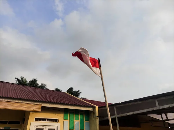 인도네시아 국기는 오후에 하늘의 배경에 대하여 인도네시아의 기념일을 환영하기 플루터링 — 스톡 사진