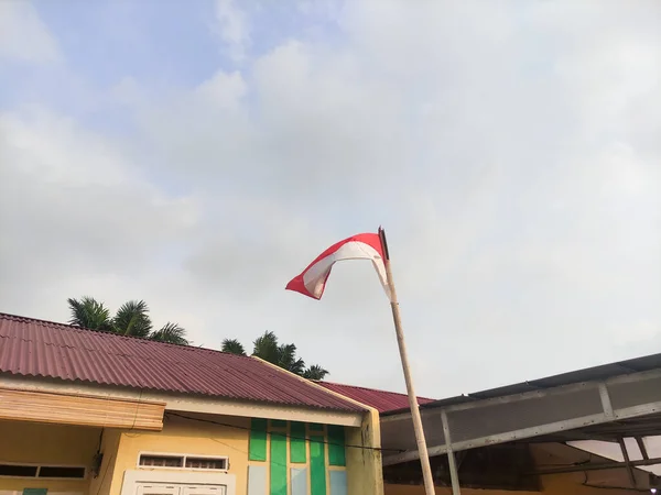 Indonesische Nationalflagge Weht Zur Begrüßung Des Indonesischen Unabhängigkeitstages Vor Dem — Stockfoto