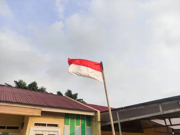 Indonezyjska Flaga Narodowa Wita Dzień Niepodległości Indonezji Tle Przejrzystego Nieba — Zdjęcie stockowe