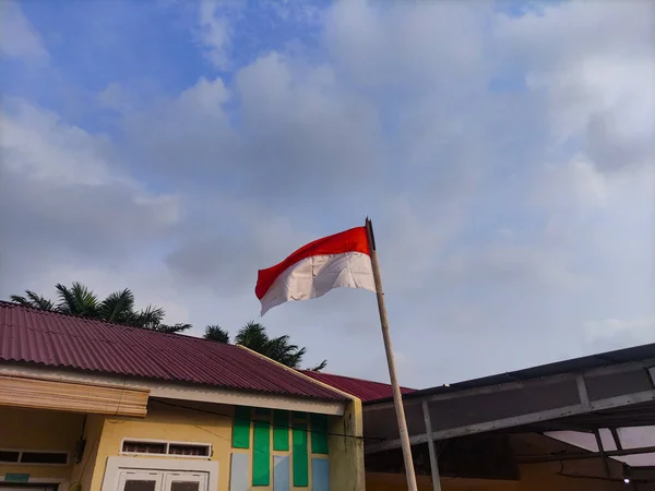 Indonesische Nationale Vlag Wappert Onafhankelijkheidsdag Van Indonesië Verwelkomen Tegen Achtergrond — Stockfoto