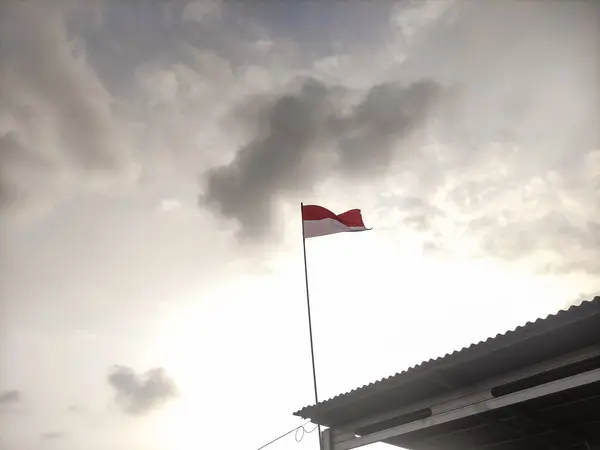 在下午晴朗的天空中 印度尼西亚国旗飘扬 欢迎印度尼西亚独立日 — 图库照片