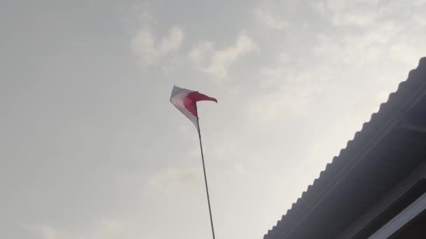 赤と白の旗の4Kビデオ インドネシアの国旗は昼間の明確な空の背景にフラット — ストック動画