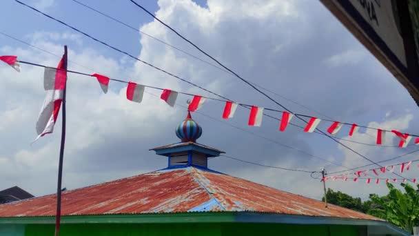 印度尼西亚班加西 2023年8月14日 在清澈的天空背景下 清真寺漂亮的穹顶周围装饰着红白相间的国旗 — 图库视频影像