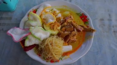 Endonezya 'nın Lontong, lontong adlı tipik bir kahvaltı yemeğinin tam HD videosu pirinçten yapılan tipik bir Endonezya yemeğidir ve karidesli, satay, rendang ve çeşitli diğer mezelerle servis edilir..