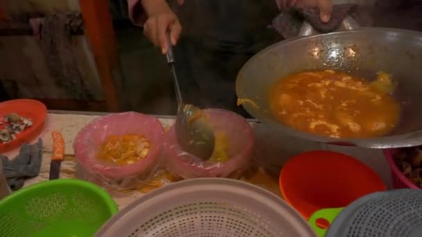 Bengkulu Indonezja Września 2023 Sprzedawca Żywności Nazwie Seblak Przygotowuje Jedzenie — Wideo stockowe