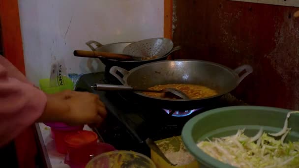 インドネシアのブルジュル 2023年9月1日 料理する女性シェフ クラーラ クラーラ タマネギや野菜などのさまざまな成分の混合物から作られた典型的なインドネシアのシュガーフードです — ストック動画