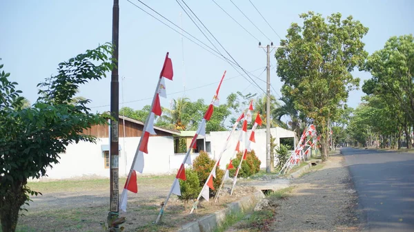 Dihiasi Bendera Merah Dan Putih Pada Tiang Bambu Pinggir Jalan — Stok Foto