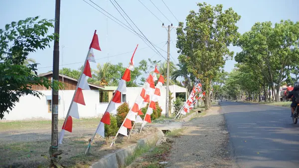 Bandeiras Vermelhas Brancas Decoradas Postes Bambu Beira Estrada Comumente Chamadas — Fotografia de Stock