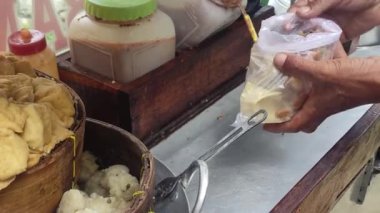Siomay bir çeşit gamsum ve kaynamış patates, tofu ve fındık soslu köfte çeşididir. Bu yemek Batı Java, Endonezya 'da popülerdir..