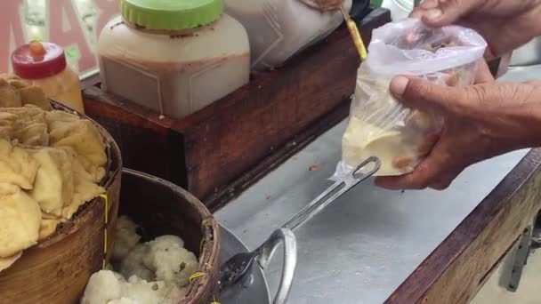 Siomay Itinérant Vendeur Emballage Soimay Pour Les Clients Siomay Est — Video