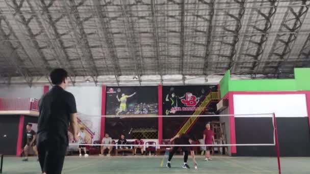 印度尼西亚班加西 2023年9月7日 四名年轻男子在体育场打羽毛球的延时视频 — 图库视频影像