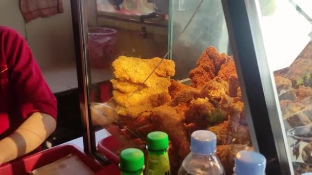 Bengkulu Indonesia September 2023 Seorang Wanita Yang Menjual Ayam Goreng — Stok Video