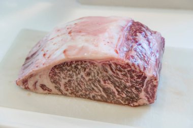 Japon Wagyu bifteği ve mermer yağlı, Japonya 'da bir lezzet. Wagyu sığır eti, otlaktaki azalma ve yem kullanımındaki artış nedeniyle yağ oranında artış göstererek daha büyük, daha şişman sığırlara yol açtı..