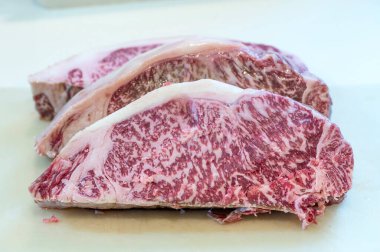 Japon Wagyu bifteği ve mermer yağlı, Japonya 'da bir lezzet. Wagyu sığır eti, otlaktaki azalma ve yem kullanımındaki artış nedeniyle yağ oranında artış göstererek daha büyük, daha şişman sığırlara yol açtı..