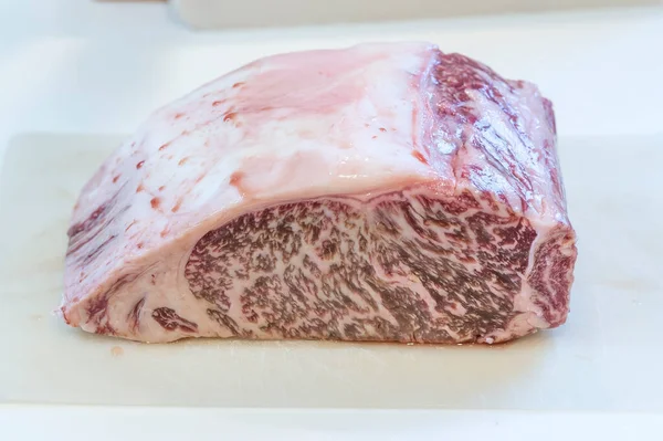 日本华玉牛肉 有大理石般的脂肪 在日本很好吃 由于放牧的减少和饲料用量的增加 瓦格尤牛肉的脂肪百分比增加 导致更大 更肥胖的牛 — 图库照片