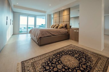 Jomtien Sahili, Pattaya, Tayland 'da yeni yenilenmiş bir daire. Minimalist iç tasarımı, antika halılı klasik modern mobilyaları ve okyanusa bakan büyük bir terası var..