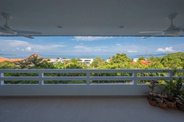 Jomtien Sahili, Pattaya, Tayland 'da yeni yenilenmiş bir daire. Minimalist iç tasarımı, antika halılı klasik modern mobilyaları ve okyanusa bakan büyük bir terası var..